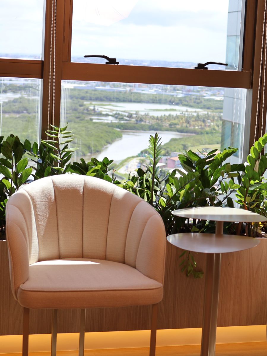 Poltronas da sala de espera junto à janela