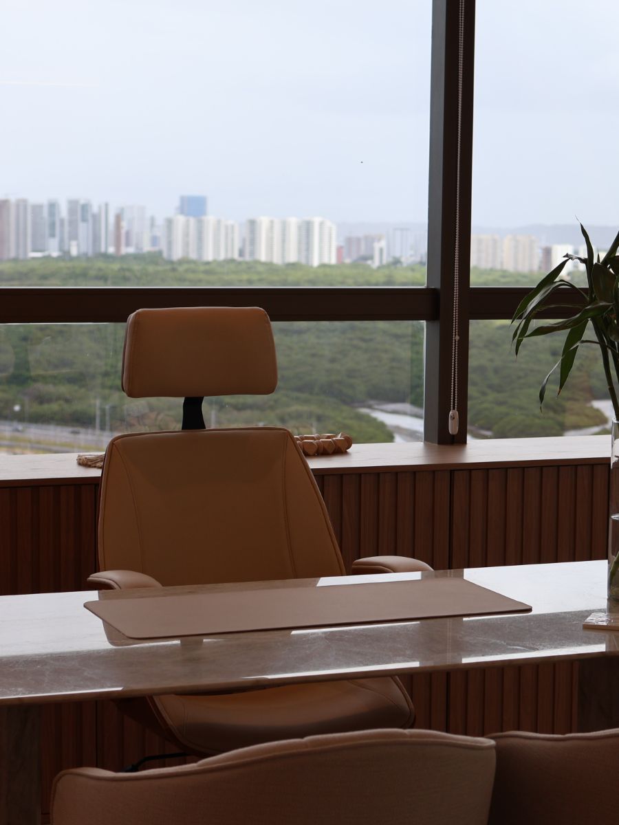 Mesa do consultório com vista para a cidade